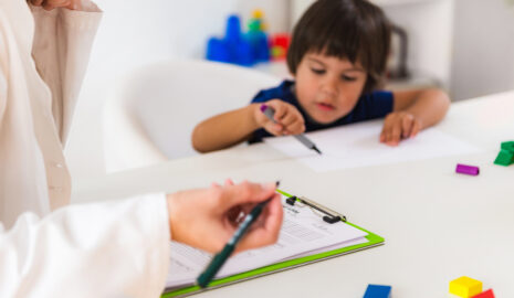 El valor del material didáctico de madera en la Psicología infantil