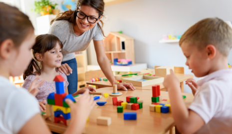 Material didáctico de madera: beneficios en la educación preescolar y primaria