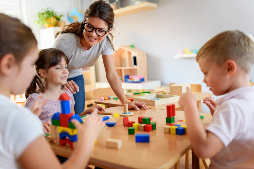 Material didáctico de madera: beneficios en la educación preescolar y primaria