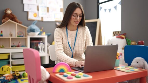 Cómo convertirte en una educadora emprendedora con material didáctico de madera